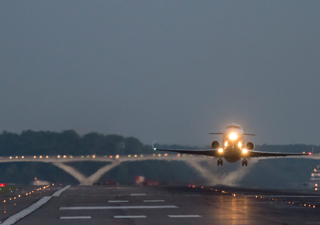 Red-Eye vs Daytime Flights